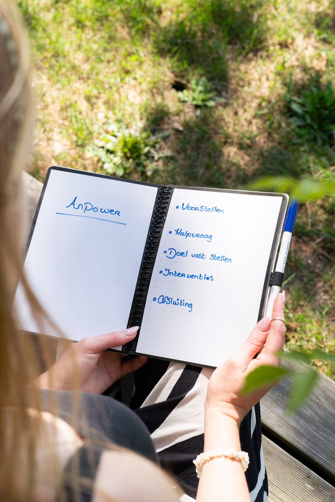 Notitieboek met de stappen van een traject bij Anpower
